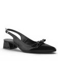 vista diagonal de zapatillas negras de charol para dama con tacón 