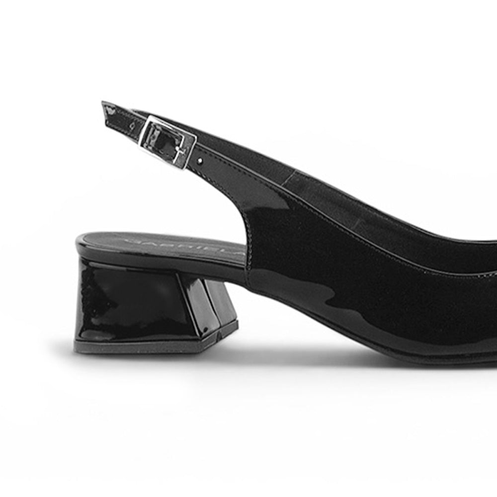 vista trasera de las zapatillas negras de charol para dama con tacón bajo de 7cm 