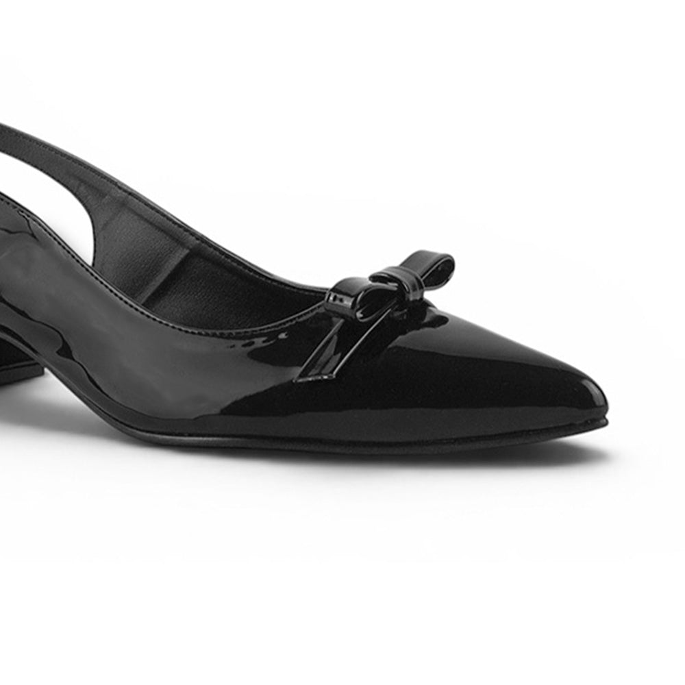 vista del material charol en zapatillas negras para dama