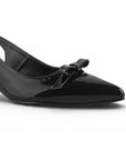 vista del material charol en zapatillas negras para dama