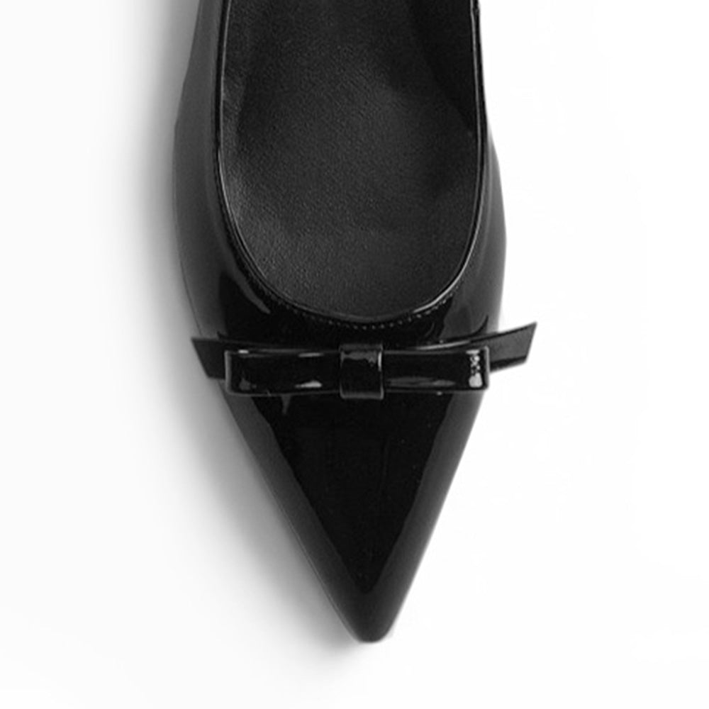 detalle de la terminación en punta de las zapatillas negras de charol para dama con tacón 