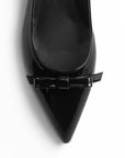 detalle de la terminación en punta de las zapatillas negras de charol para dama con tacón 