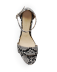 Vista superior de zapatilla con pulsera para mujer en color negro con beige 