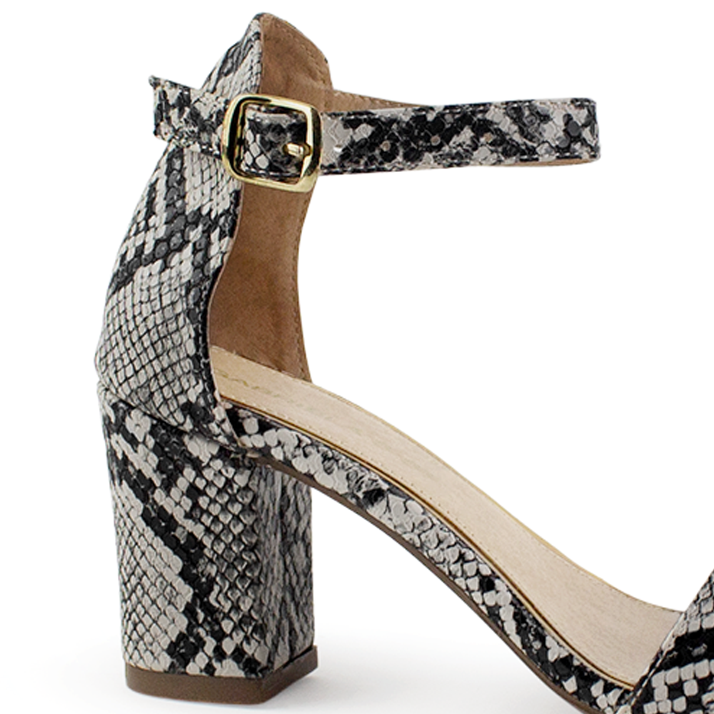 Vista trasera de tacón bajo 7cm en zapatilla negra con beige para mujer con pulsera