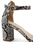 Vista trasera de tacón bajo 7cm en zapatilla negra con beige para mujer con pulsera