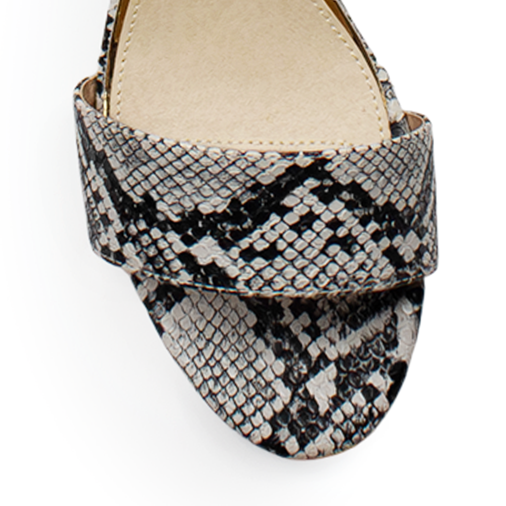 Vista de material sintético en zapatilla negra con beige para mujer con tacón bajo 7cm y pulsera