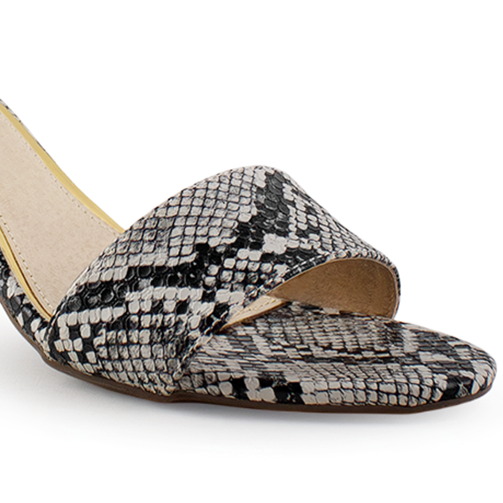 Vista a detalle de zapatilla para mujer con pulsera y tacón bajo 7cm en color negro con beige