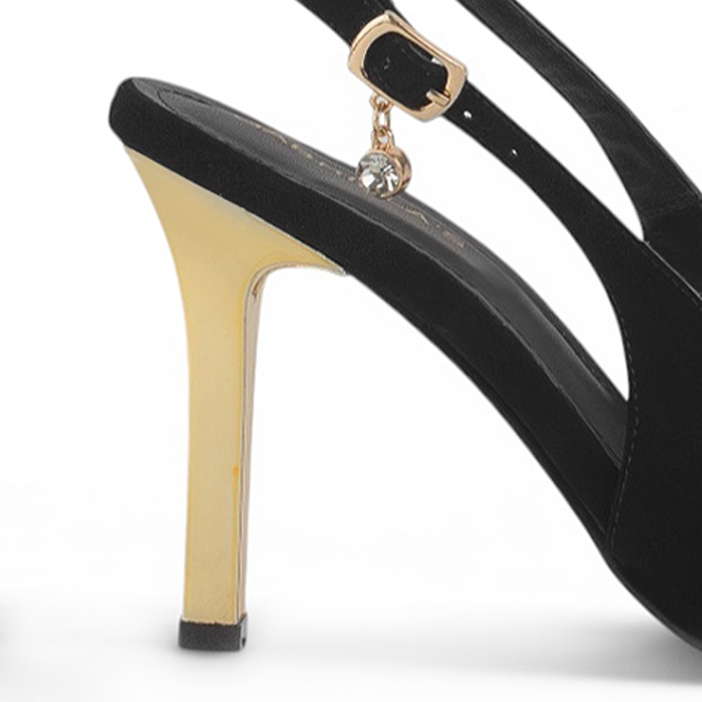 vista trasera del tacón oro de 10 cm en zapatillas negras de dama 