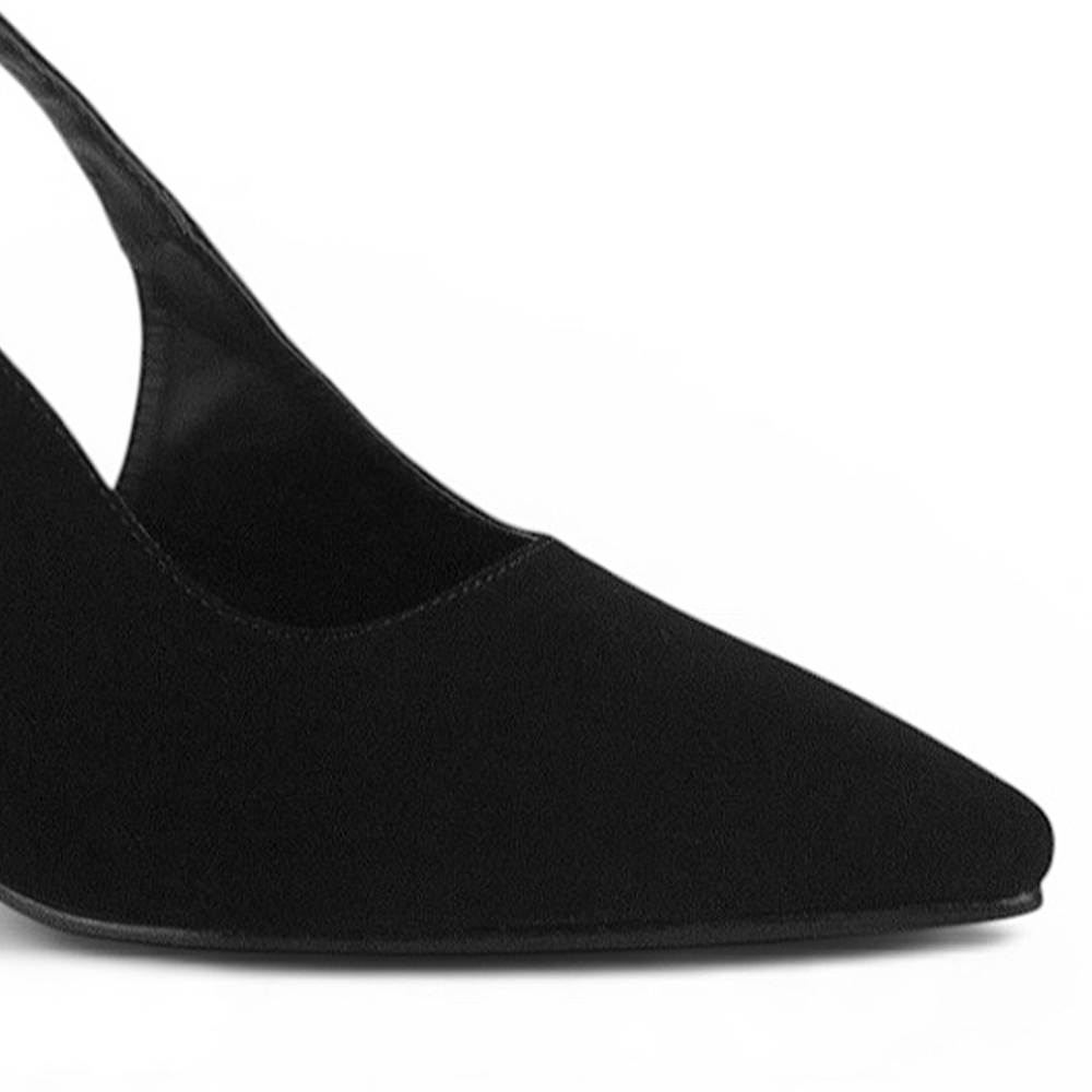 detalle del material gamuza en las zapatillas negras de dama con tacón 