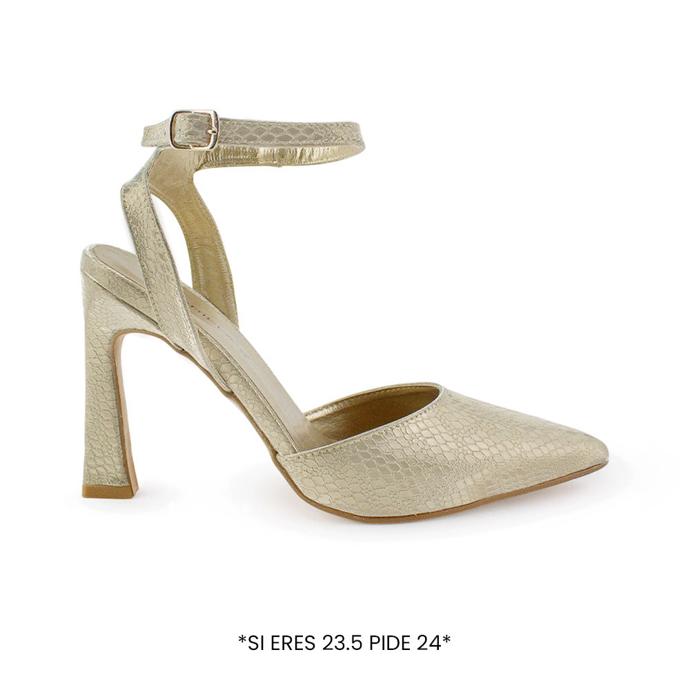 Vista lateral de zapatilla oro con pulsera y tacón medio de 10cm
