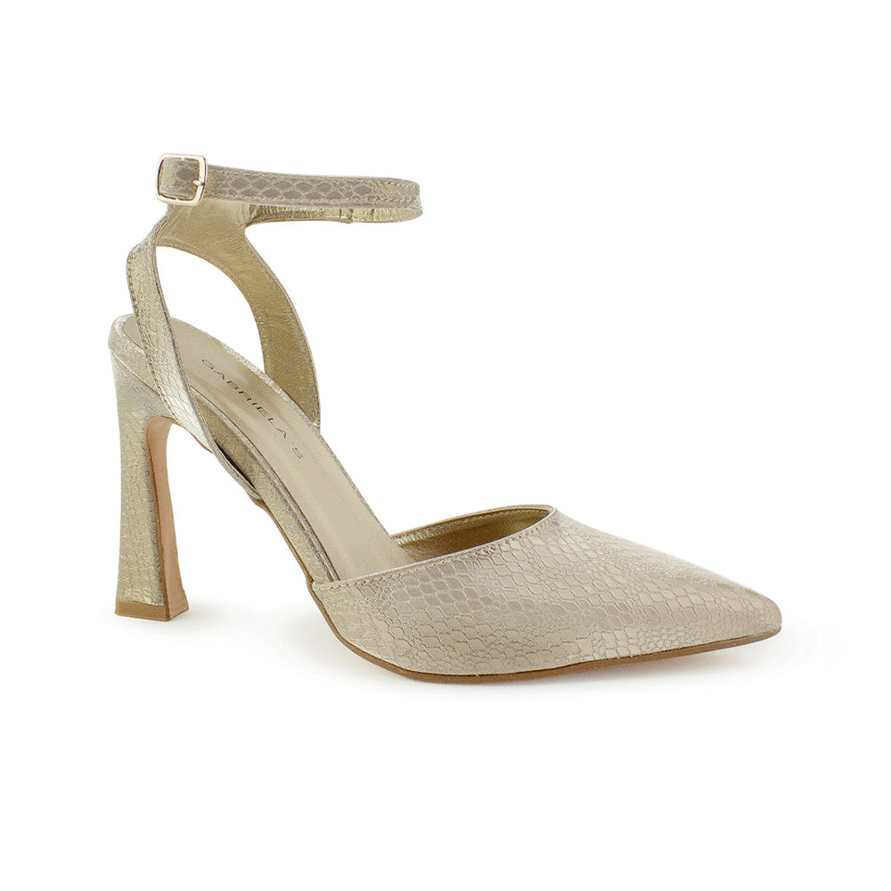 Vista diagonal de zapatilla para mujer con pulsera y tacón escultural  en color oro