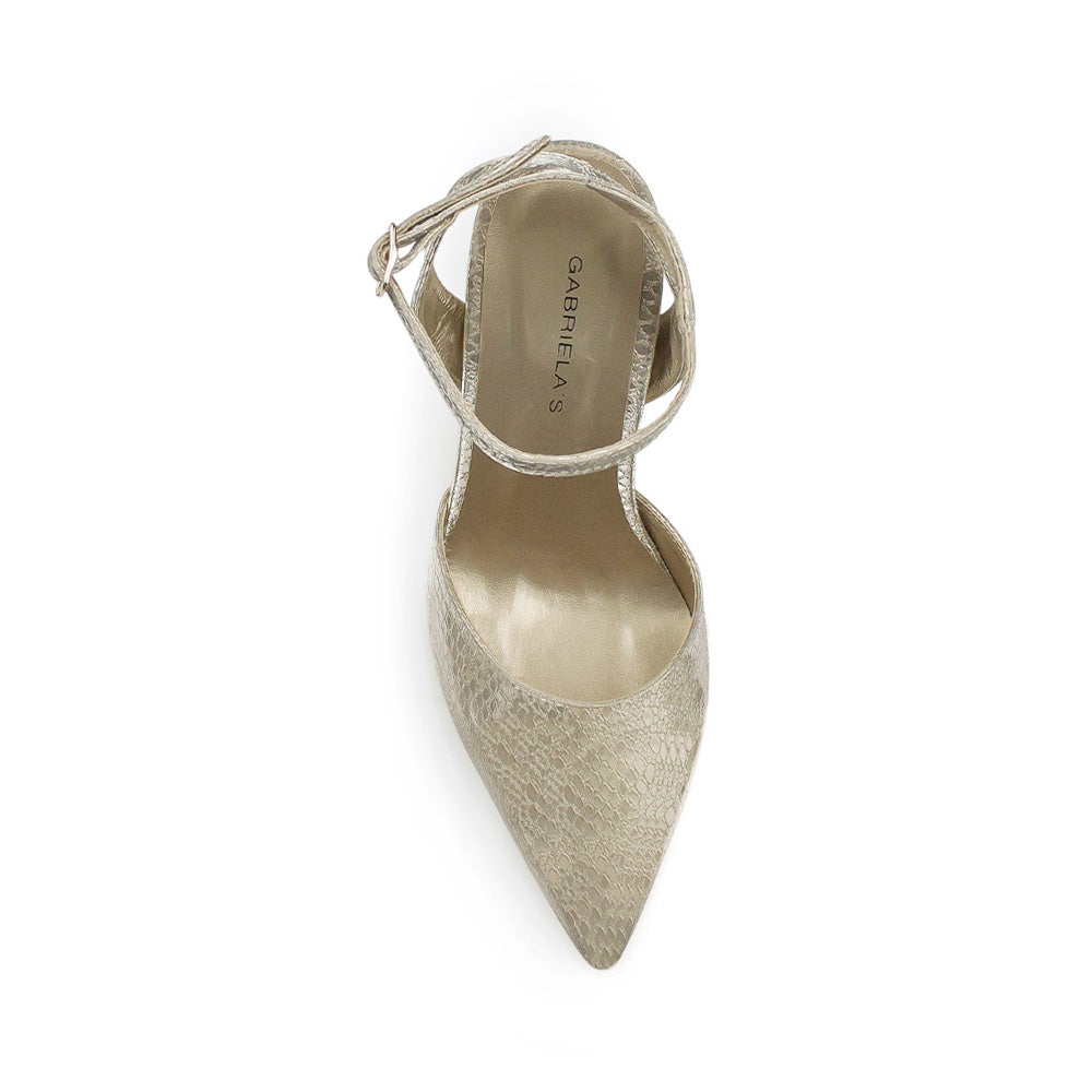 Vista superior de zapatilla oro con pulsera para mujer puntal