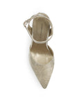 Vista superior de zapatilla oro con pulsera para mujer puntal
