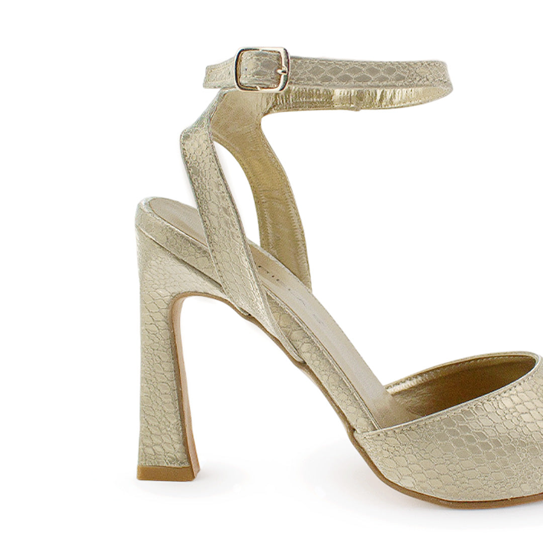 Vista trasera de tacón escultural de 10cm en zapatilla oro para mujer con pulsera