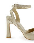 Vista trasera de tacón escultural de 10cm en zapatilla oro para mujer con pulsera