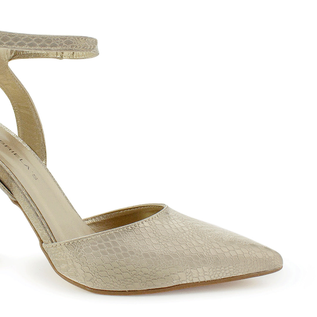 Vista a detalle de zapatilla oro puntal con pulsera y tacón escultural 10cm