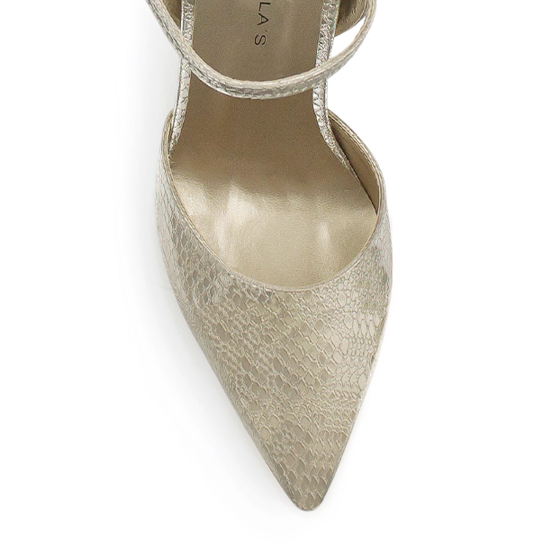 Vista de material sintético en zapatilla con pulsera y tacón escultural color oro 
