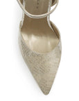 Vista de material sintético en zapatilla con pulsera y tacón escultural color oro 