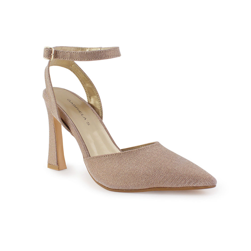 Vista diagonal de zapatilla para mujer con pulsera y tacón escultural  en color oro brilloso