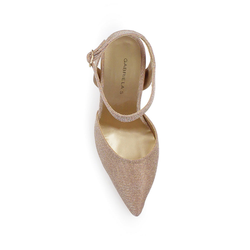 Vista superior de zapatilla oro brilloso con pulsera para mujer puntal