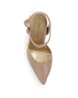 Vista superior de zapatilla oro brilloso con pulsera para mujer puntal