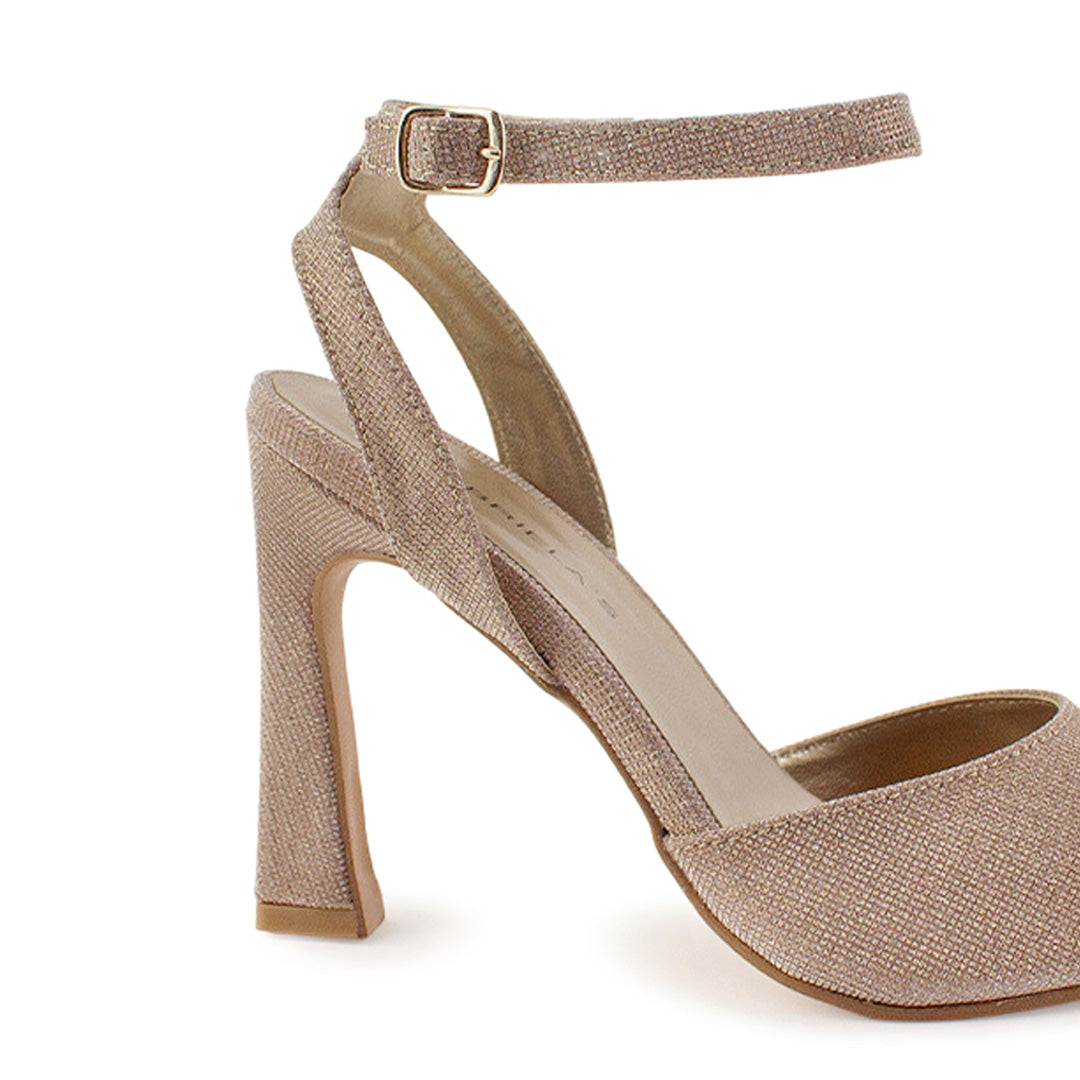 Vista trasera de tacón escultural de 10cm en zapatilla oro brilloso para mujer con pulsera