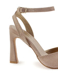 Vista trasera de tacón escultural de 10cm en zapatilla oro brilloso para mujer con pulsera