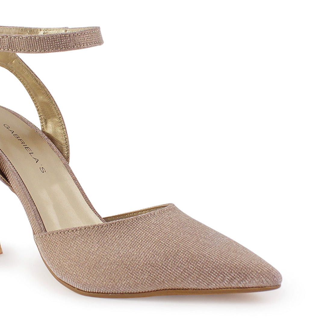 Vista a detalle de zapatilla oro puntal con pulsera y tacón escultural 10cm