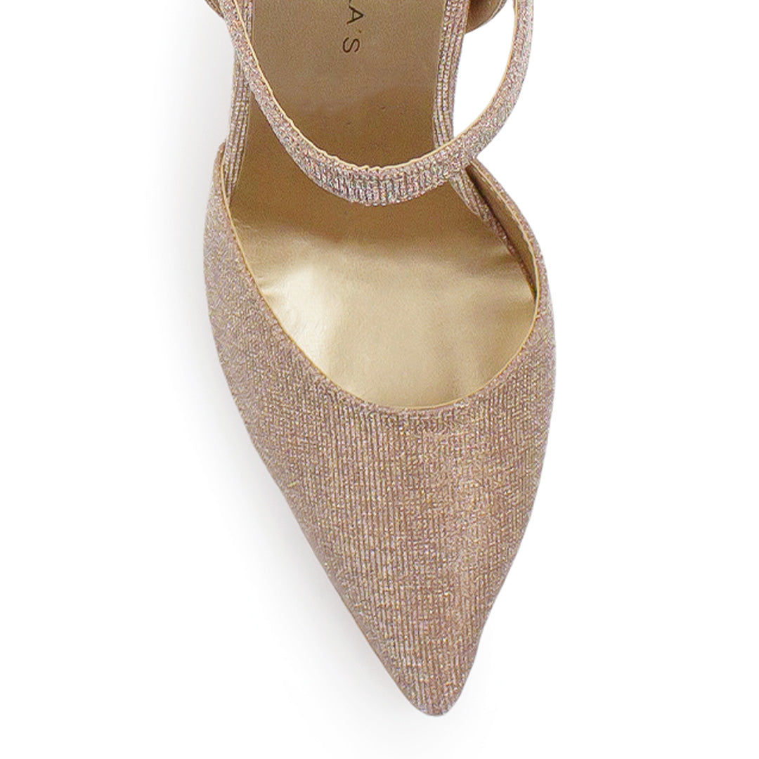 Vista de material charol en zapatilla con pulsera y tacón escultural color oro brilloso