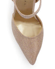 Vista de material charol en zapatilla con pulsera y tacón escultural color oro brilloso