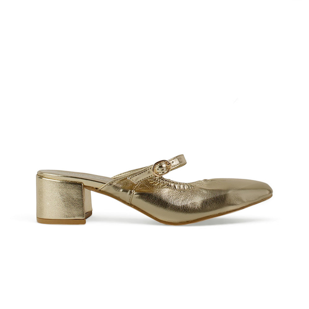 vista lateral de zapatillas de mujer color oro con pulsera