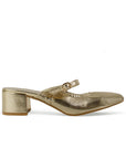 vista lateral de zapatillas de mujer color oro con pulsera