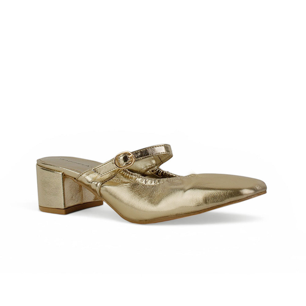 vista diagonal de zapatillas oro con tacón cuadrado 
