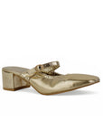 vista diagonal de zapatillas oro con tacón cuadrado 