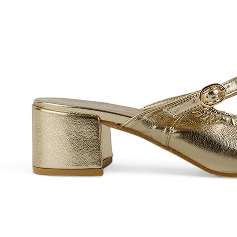 vista trasera de tacón cuadrado en zapatillas de mujer color oro