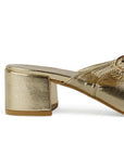vista trasera de tacón cuadrado en zapatillas de mujer color oro