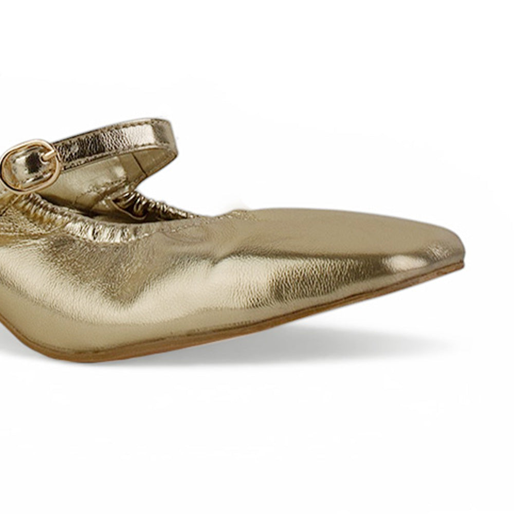 detalle de material fresco color oro en zapatillas de mujer con tacón 