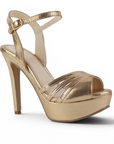 vista diagonal de zapatillas oro de dama con plataforma 
