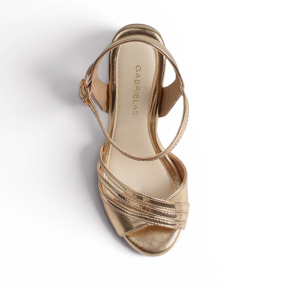 vista superior de zapatillas oro con pulsera