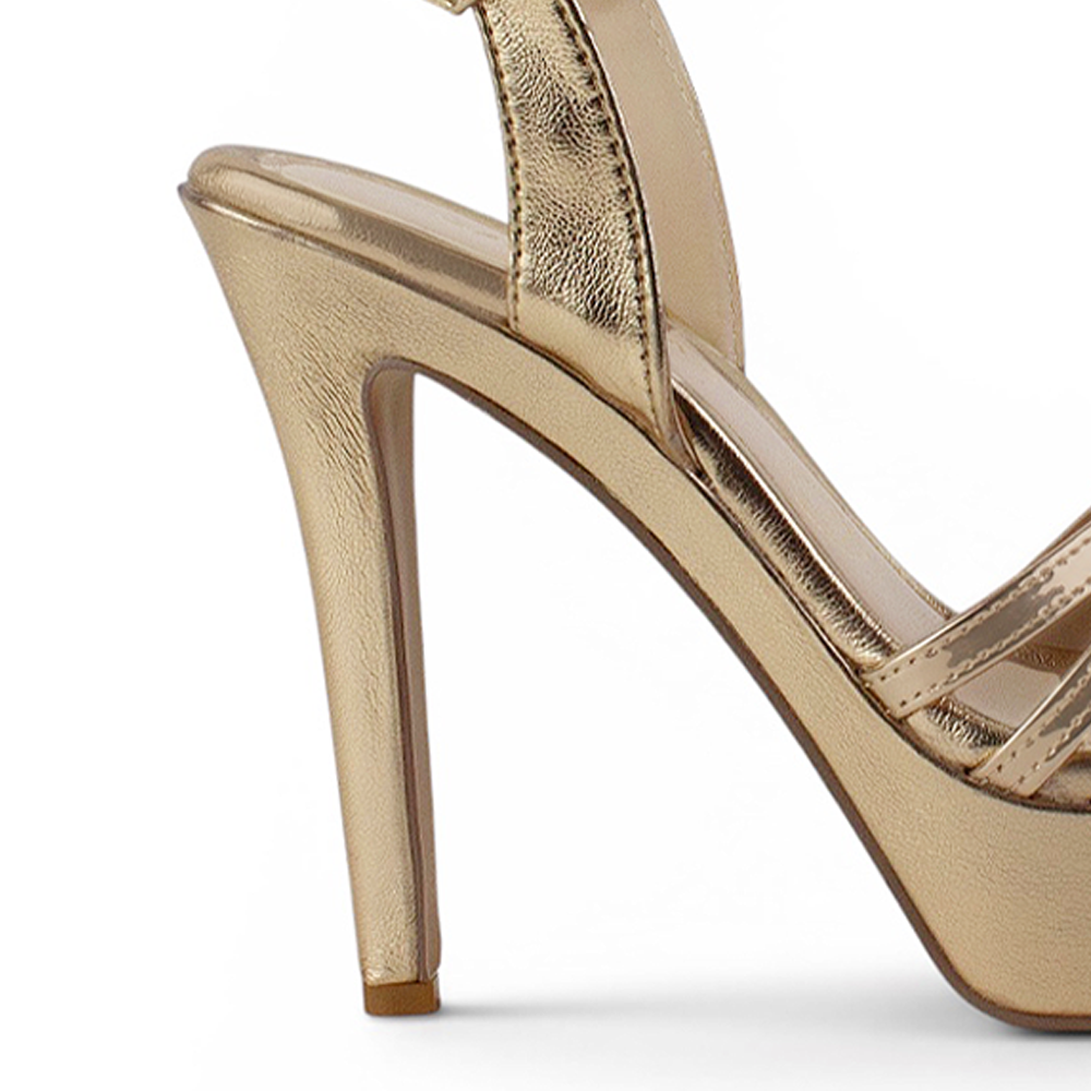 vista trasera de zapatillas oro con tacon alto y plataforma 