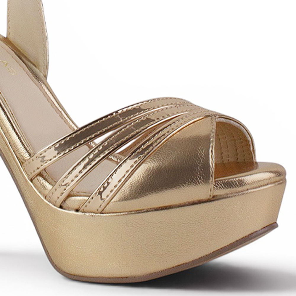 vista del material  sintetico en zapatillas oro