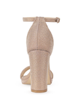 Vista trasera de zapatilla para mujer color oro acabado brilloso con pulsera y tacón medio de 10cm