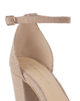Vista a detalle de zapatilla oro brillosa para mujer 