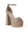 Vista diagonal de zapatilla para mujer con pulsera y tacón alto 13cm en color oro brilloso 