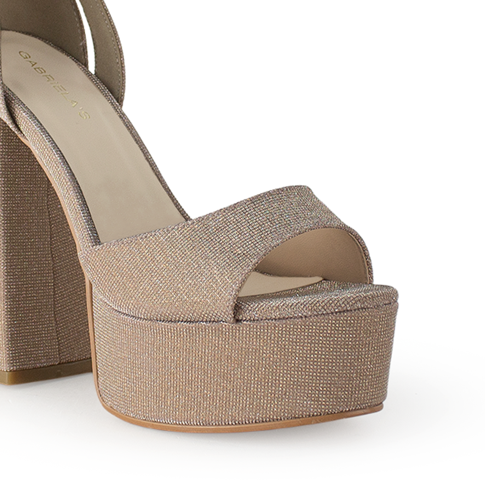 Vista a detalle de zapatilla para mujer con pulsera y tacón alto 13cm en color oro brilloso