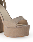 Vista a detalle de zapatilla para mujer con pulsera y tacón alto 13cm en color oro brilloso