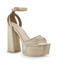 Vista diagonal de zapatilla para mujer con pulsera y tacón alto 13cm en color oro