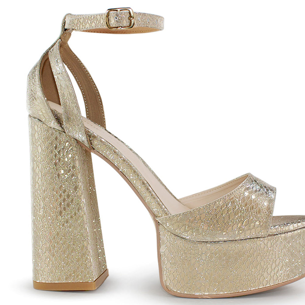 Vista trasera de tacón alto 13cm en zapatilla oro para mujer 