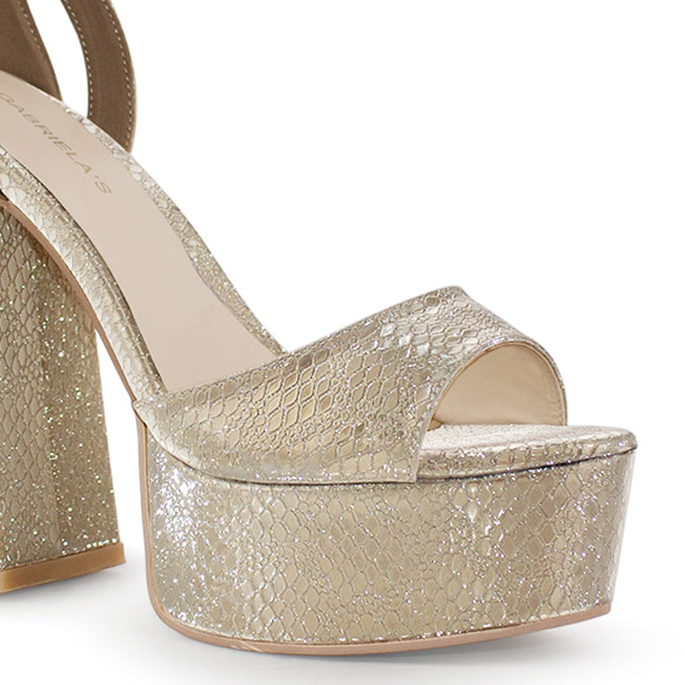 Vista a detalle de zapatilla para mujer con pulsera y tacón alto 13cm en color oro