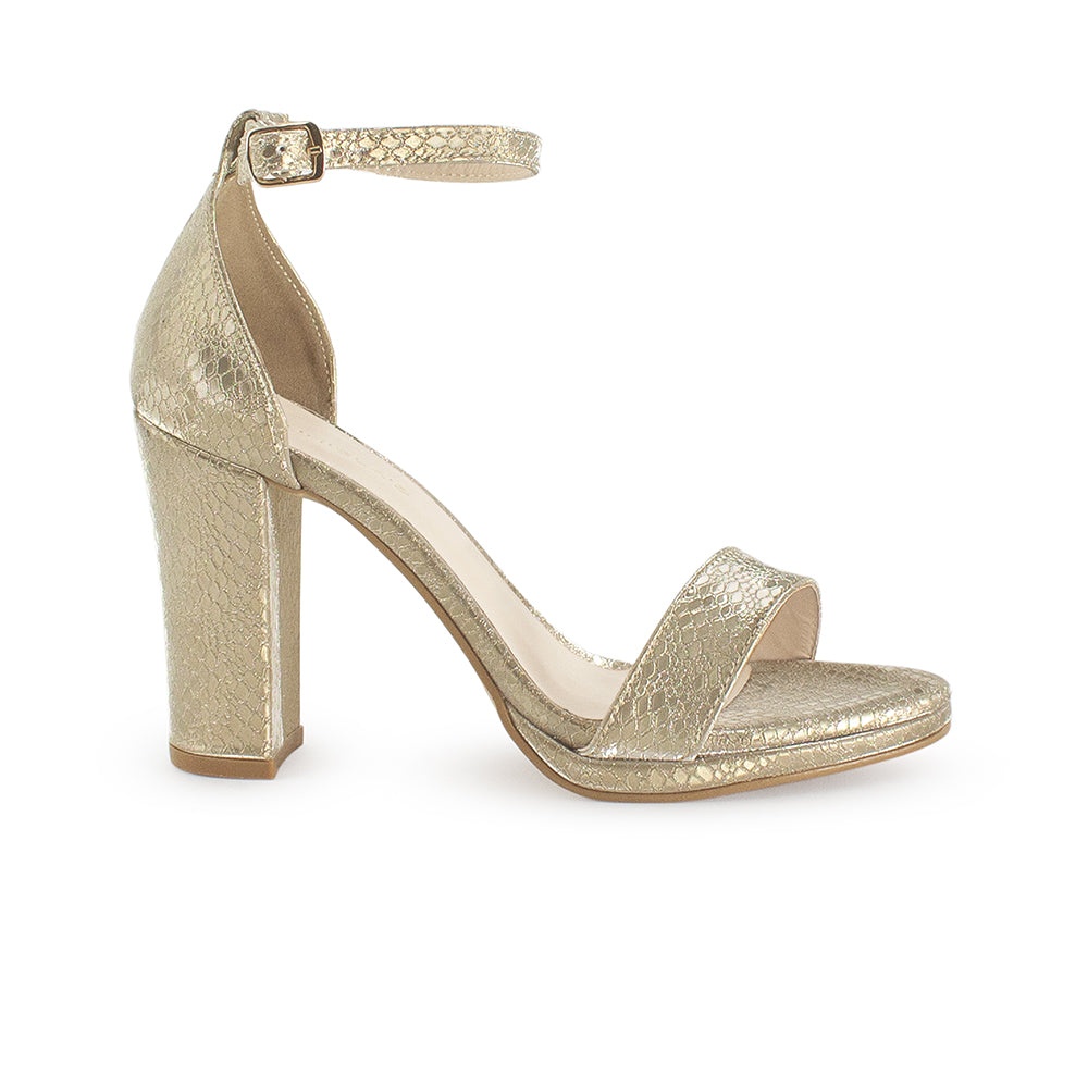 Vista lateral de zapatilla oro con pulsera y tacón medio de 10cm para mujer